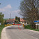 V Sľažanoch odbočujeme doľava na Velčice