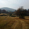 Na pláni Zvonica, vpravo vzadu Ostrý vŕšok