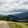 Zostup do Veľkého Borového, v pozadí sú Západné Tatry