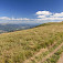 Vrchol Wielkej Rawky, vľavo jedna s Polonín s Krzemienom (1335m) a Tarnicou (1346m)