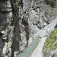 Adrenalin Klettersteig: spätný pohľad na ľudí traverzujúcich skalnú stenu